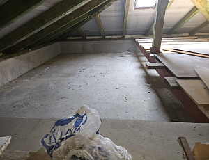 Zateplení stropu rodinného domu pomocí foukané izolace